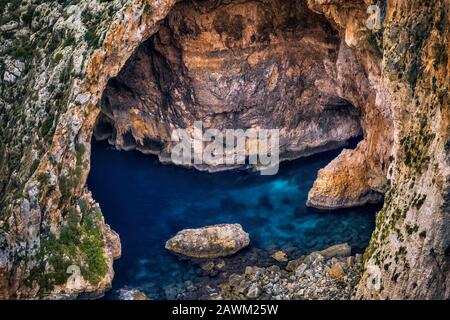 Grotte bleue Caverne de mer à Malte, côte sud-est de l'île en Méditerranée. Banque D'Images