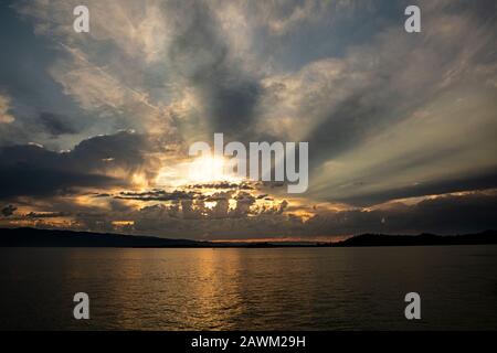 MT00472-00...MONTANA - Après la tempête, au coucher du soleil au parc national du lac Flathead. Banque D'Images