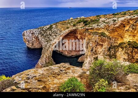 Grotte bleue Caverne de mer à Malte, site naturel situé sur la côte sud-est de l'île en Méditerranée Banque D'Images