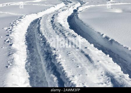 Traces de la voiture dans la neige. Traces sur neige. Banque D'Images