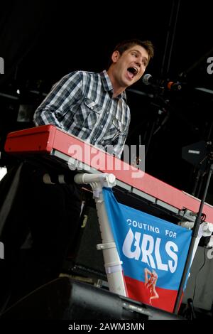 Roy Stride of Scouting for Girls chantant en direct au Festival Midlands 2010 Banque D'Images