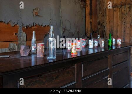 MT00490-00...MONTANA - Affichage de bouteilles et de boîtes de la fin des années 1800 dans le Davey's Store à la ville fantôme de Garnet. Banque D'Images