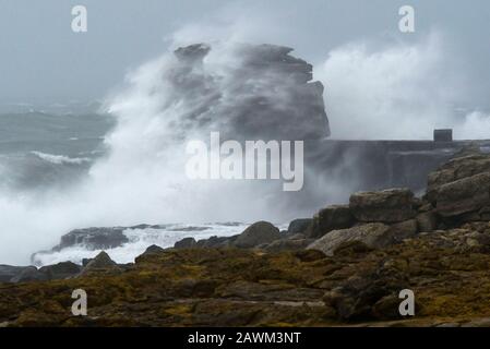 Portland Bill, Dorset, Royaume-Uni. 9 février 2020. Météo britannique. Des mers rugueuses ont frappé par la tempête Ciara qui a frappé Pulpit Rock à Portland Bill à Dorset. Crédit Photo : Graham Hunt/Alay Live News Banque D'Images