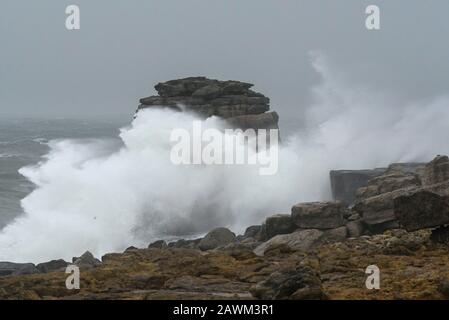 Portland Bill, Dorset, Royaume-Uni. 9 février 2020. Météo britannique. Des mers rugueuses ont frappé par la tempête Ciara qui a frappé Pulpit Rock à Portland Bill à Dorset. Crédit Photo : Graham Hunt/Alay Live News Banque D'Images