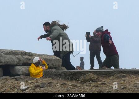 Portland Bill, Dorset, Royaume-Uni. 9 février 2020. Météo britannique. Les visiteurs de Portland Bill à Dorset ont du mal à se tenir dans les vents de la force de Gale de Storm Ciara. Crédit Photo : Graham Hunt/Alay Live News Banque D'Images