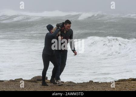 Portland Bill, Dorset, Royaume-Uni. 9 février 2020. Météo britannique. Les visiteurs de Portland Bill à Dorset ont du mal à se tenir dans les vents de la force de Gale de Storm Ciara. Crédit Photo : Graham Hunt/Alay Live News Banque D'Images