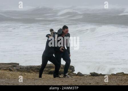 Portland Bill, Dorset, Royaume-Uni. 9 février 2020. Météo britannique. Les visiteurs de Portland Bill à Dorset ont du mal à se tenir dans les vents de la force de Gale de Storm Ciara. Crédit Photo : Graham Hunt/Alay Live News Banque D'Images