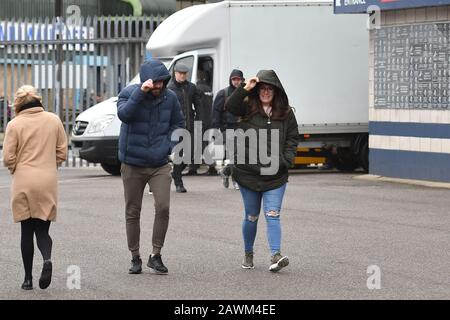 Londres, Royaume-Uni. 9 février 2020. Les fans accrochent aux vents violents qui frappent aujourd'hui le Royaume-Uni lors du match du championnat Sky Bet entre Millwall et West Bromwich Albion à la Den, Londres, dimanche 9 février 2020. (Crédit: Ivan Yordanov | MI News)la photographie ne peut être utilisée qu'à des fins de rédaction de journaux et/ou de magazines, licence requise à des fins commerciales crédit: Mi News & Sport /Alay Live News Banque D'Images