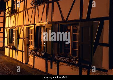 Detmold, Allemagne - 6 février 2018 : maisons historiques traditionnelles de la ville allemande. Photo de nuit. Banque D'Images