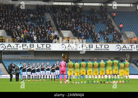 Londres, Royaume-Uni. 9 février 2020. Les équipes observent une minute de silence pour honorer tous les supporters Lions tristement perdus en 2019 lors du match de championnat Sky Bet entre Millwall et West Bromwich Albion à la Haye à Den, Londres, dimanche 9 février 2020. (Crédit: Ivan Yordanov | MI News)la photographie ne peut être utilisée qu'à des fins de rédaction de journaux et/ou de magazines, licence requise à des fins commerciales crédit: Mi News & Sport /Alay Live News Banque D'Images