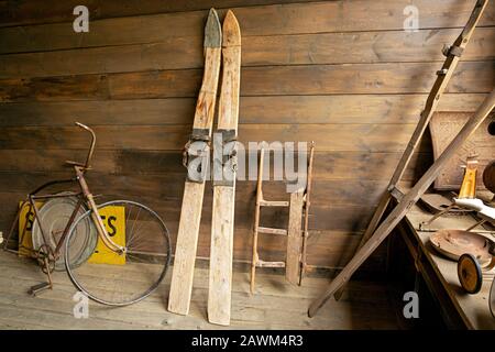 M0000499-00...MONTANA - exposition de l'hiver et de l'été fin des années 1800 transport dans le magasin Frank A. Davey à la ville fantôme de Garnet. Banque D'Images