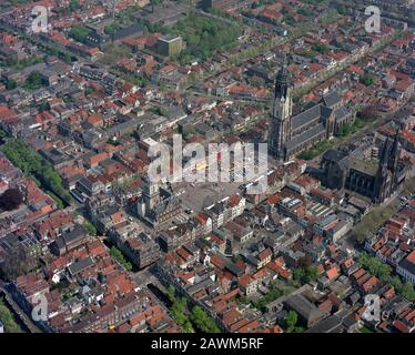 Delft, Hollande, 17 mai 1985 : photo aérienne historique de la Nouvelle Église, Nieuwe kerk et de la Vieille Église, Oude Kerk à Delft, Hollande Banque D'Images