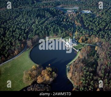 Hoenderloo, Hollande, 12 novembre - 1986: Photo aérienne historique des Jachthuis Sint Hubertus, dans le Parc National de Hoge Veluwe, Hoenderloo, Hol Banque D'Images