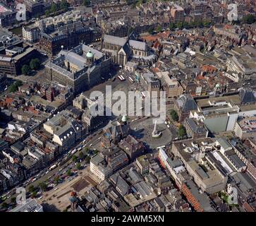 Amsterdam, Pays-Bas, du 24 au 1987 : photo aérienne historique de la place du Dam et de la place royale d'Amsterdam Banque D'Images