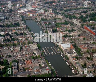 Amsterdam, Pays-Bas, du 24 au 1987 : photo aérienne historique du Stopera et de la rivière Amstel, Amsterdam, Pays-Bas Banque D'Images