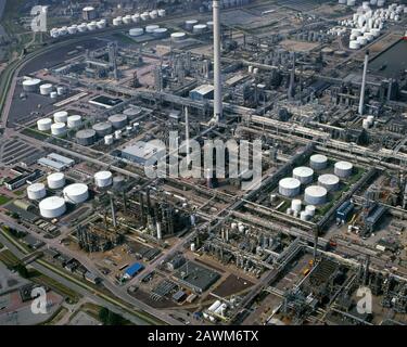 Rotterdam, Hollande, 10 juillet 1997 : photo aérienne historique de Pernis, industrie pétrochimique, Rotterdam, Hollande Banque D'Images