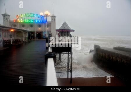 La force de Gale s'enroule jusqu'à 80 mph sur Brighton Pier, tandis que Storm Ciara bat la côte sud de l'Angleterre en 2020. Banque D'Images