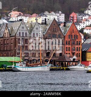 Un voilier de type Dundee Breton Fleur de Lampaul amarré au quai de Bryggen Hanseatic, dans le port intérieur de Bergen, Norvège. Un trinté sombre et pluvieux Banque D'Images