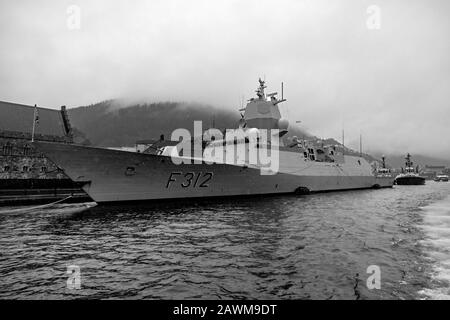 Norwegian Fridtjof-Nansen classe frégate F312 KNM Otto Sverdrup au quai Festningskaien dans le port de Bergen, Norvège. Un hiver sombre, pluvieux et brumeux d Banque D'Images