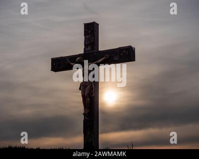Jésus christ crucifix croix sur le lever du soleil du ciel concept de noël religion catholique, pardonnant dieu culte chrétien, heureux jour de pâques, priant louange g Banque D'Images