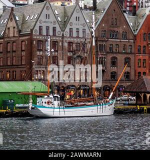 Un voilier de type Dundee Breton Fleur de Lampaul amarré au quai de Bryggen Hanseatic, dans le port intérieur de Bergen, Norvège. Un trinté sombre et pluvieux Banque D'Images