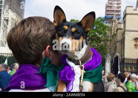 La marche de masse marque 100 ans de vote des femmes, Centre de Londres, Royaume-Uni 10 juin 2018. Ensemble, des femmes du Royaume-Uni ont marché dans les rues pour créer une œuvre d'art vivante, produisant une mer de vert, de blanc et de violet - les couleurs du mouvement de la suffragette. Banque D'Images