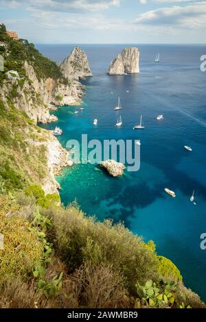 Les rochers de Faraglioni sur l'île de Capri en Italie Banque D'Images