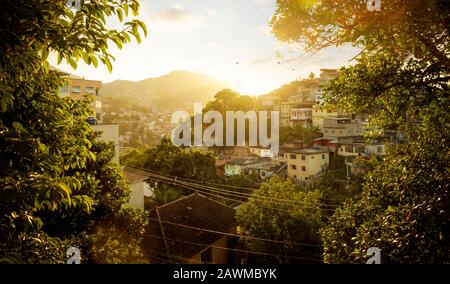 Favela au coucher du soleil à Rio de Janeiro, Brésil Banque D'Images