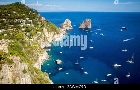 Faraglioni et l'île de Capri, Italie Banque D'Images