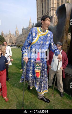 Xishun Bao, également connu sous le nom de Xi Shun considéré par l'homme le plus haut du monde Guinness lors d'une visite à Londres en 2005. Banque D'Images