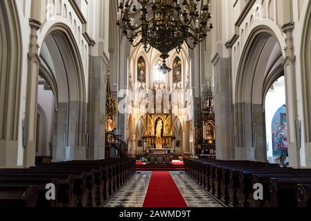 Cracovie, Pologne, 12 juillet 2019 : vue intérieure de l'église catholique romaine historique dans le quartier de Podgorze de Cracovie. Banque D'Images