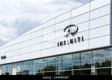 Cracovie, Pologne, 12 juillet 2019 : le logo Infiniti est apposé sur le salon de commerce de la concession automobile de Cracovie. Infiniti est la division automobile de luxe de Japonais au Banque D'Images