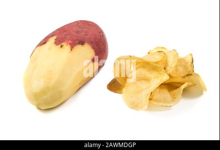 Chips de pommes de terre et pommes de terre brutes isolées sur blanc. Fabrication de chips maison Banque D'Images