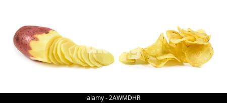 Chips de pommes de terre et pommes de terre en tranches brutes isolées sur blanc. Fabrication de chips maison Banque D'Images