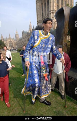 Xishun Bao, également connu sous le nom de Xi Shun considéré par l'homme le plus haut du monde Guinness lors d'une visite à Londres en 2005. Banque D'Images