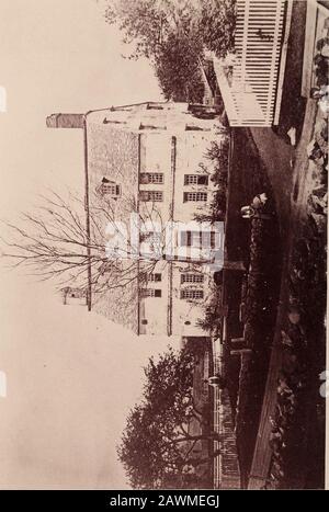 Champs historiques et demeures de Middlesex . dans et Rues Union, et détruits par le feu en 1850. La vieille fontaine Tavern, ainsi appelée de son panneau representinga fontaine versant de poinçon, est toujours debout sur la route oldSalem, à l'angle de Fountain Street. Brooks, dans hisHistory of Medford, dit qu'il a été d'abord appelé les Deux Palaverers. Les deux grands arbres en face avaient chacun une plate-forme dans ses branches, reliées les uns avec les autres et avec la maison par les ponts de woodenbridges. En été, ces retraites ont été réosées par les invités pour des fêtes de thé ou de punch-buvant. La maison a été construite en 1725, et est ex Banque D'Images