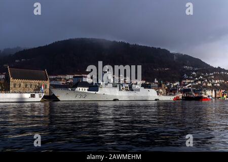 Norwegian Fridtjof-Nansen classe frégate F312 KNM Otto Sverdrup au quai Festningskaien dans le port de Bergen, Norvège. Un jour d'hiver sombre et pluvieux. Bry Banque D'Images