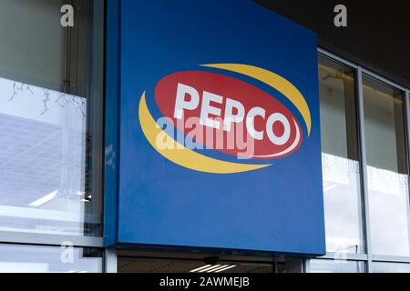 Bardejov, Slovaquie - 11 novembre 2019 : logo Pepco sur le devant du magasin. Pepco est une chaîne européenne de vente au détail à prix réduit qui offre des vêtements faits maison Banque D'Images