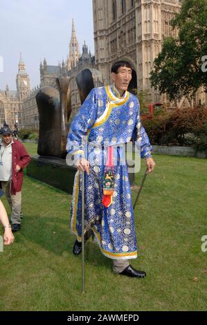 Xishun Bao, également connu sous le nom de Xi Shun considéré par l'homme le plus haut du monde Guinness lors d'une visite à Londres en 2005. Banque D'Images