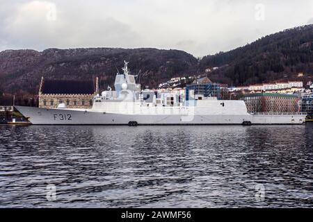 Navire de guerre norvégien, frégate F312 KNM Otto Sverdrup devant l'ancien Haakonshallen. Amarré au quai Festningskaien dans le port de Bergen, Norvège. Un sombre Banque D'Images