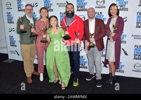 Peter Saraf, Daniele Tate Melia, Lulu Wang, Andrew Miano, invité et Anita Gou (meilleur film "l'adieu") au photocall avec les lauréats des 35 ème Prix annuels de l'Esprit indépendant du film 2020 à la tente sur la plage de Santa Monica. Santa Monica, 8 février 2020 | utilisation dans le monde entier Banque D'Images