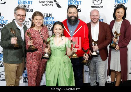 Peter Saraf, Daniele Tate Melia, Lulu Wang, Andrew Miano, invité et Anita Gou (meilleur film "l'adieu") au photocall avec les lauréats des 35 ème Prix annuels de l'Esprit indépendant du film 2020 à la tente sur la plage de Santa Monica. Santa Monica, 8 février 2020 | utilisation dans le monde entier Banque D'Images