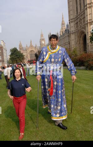 Xishun Bao, également connu sous le nom de Xi Shun considéré par l'homme le plus haut du monde Guinness lors d'une visite à Londres en 2005. Banque D'Images