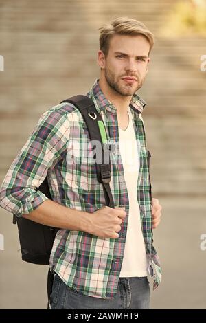 L'enseignement collégial. La vie du Collège. L'étudiant moderne. Sac à dos avec des étudiants de niveau collégial contexte urbain. Beau gars étudier dans l'université. Stimuler l'éducation avenir réussi. Homme régulier étudiant l'apparence. Banque D'Images