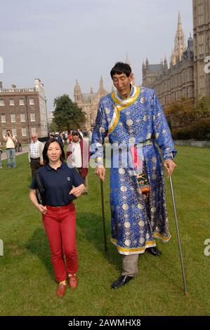 Xishun Bao, également connu sous le nom de Xi Shun considéré par l'homme le plus haut du monde Guinness lors d'une visite à Londres en 2005. Banque D'Images