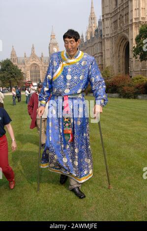 Xishun Bao, également connu sous le nom de Xi Shun considéré par l'homme le plus haut du monde Guinness lors d'une visite à Londres en 2005. Banque D'Images