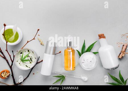 Cosmétiques avec de l'huile de cannabis CBD sur fond clair. Concept soins naturels de la peau Banque D'Images