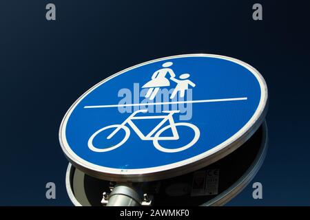 panneau allemand pour pédatrian et vélo Banque D'Images