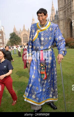 Xishun Bao, également connu sous le nom de Xi Shun considéré par l'homme le plus haut du monde Guinness lors d'une visite à Londres en 2005. Banque D'Images