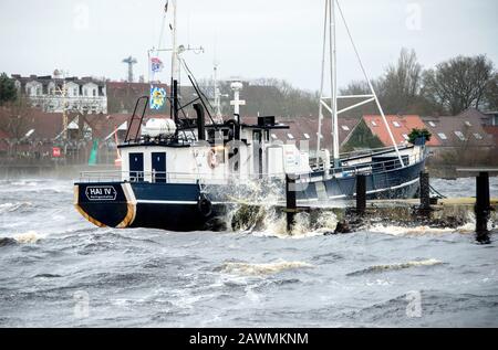 Wilhelmshaven, Allemagne. 9 février 2020. Les vagues battent pendant la dépression de tempête 'Stabine' contre la coupeuse de pêche en haute mer 'Hai IV' dans le port de la ville. Crédit: Hauke-Christian Dittrich/Dpa/Alay Live News Banque D'Images